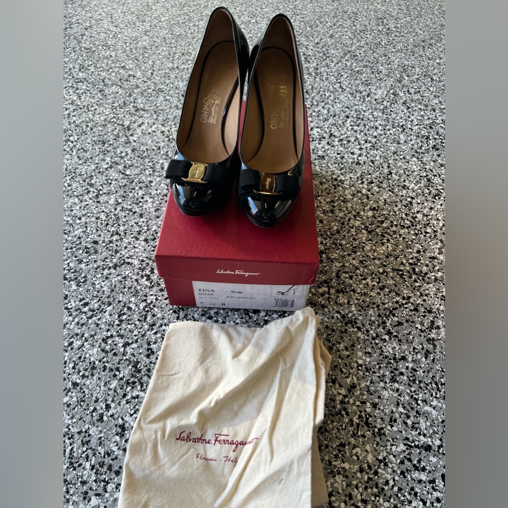 salvatore ferragamo tina nero patent calf